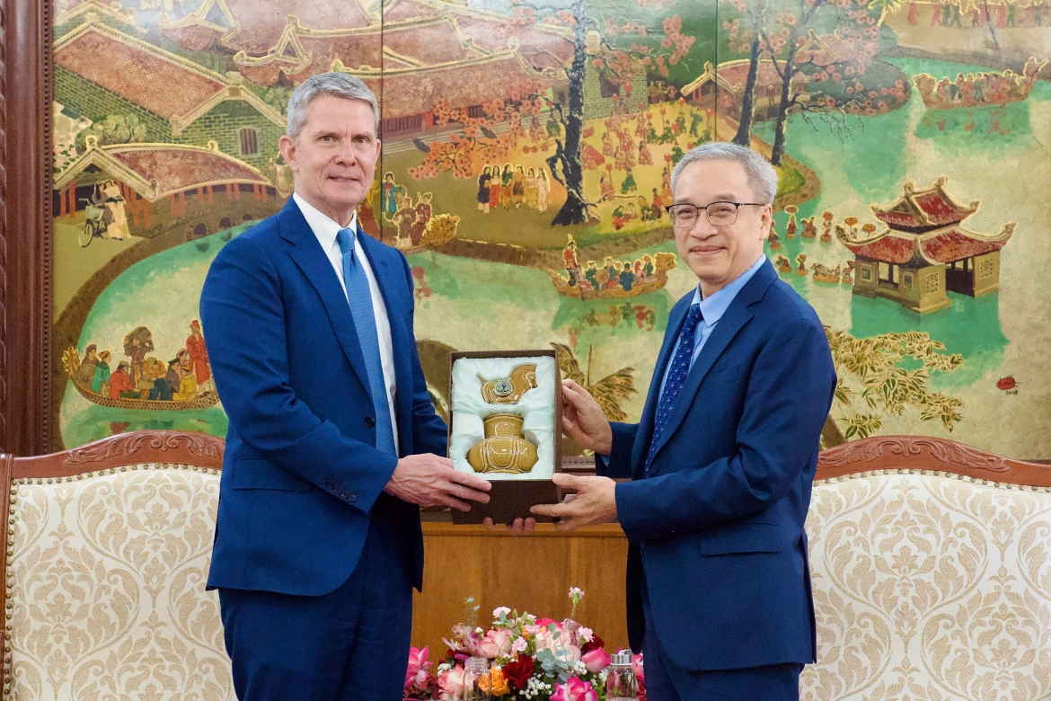Deputy Minister of Culture, Sports and Tourism Phan Tam (R) presents a gift to Phil Nelson, Executive Vice President of CNN International Commercial. (Photo: baovanhoa.vn)