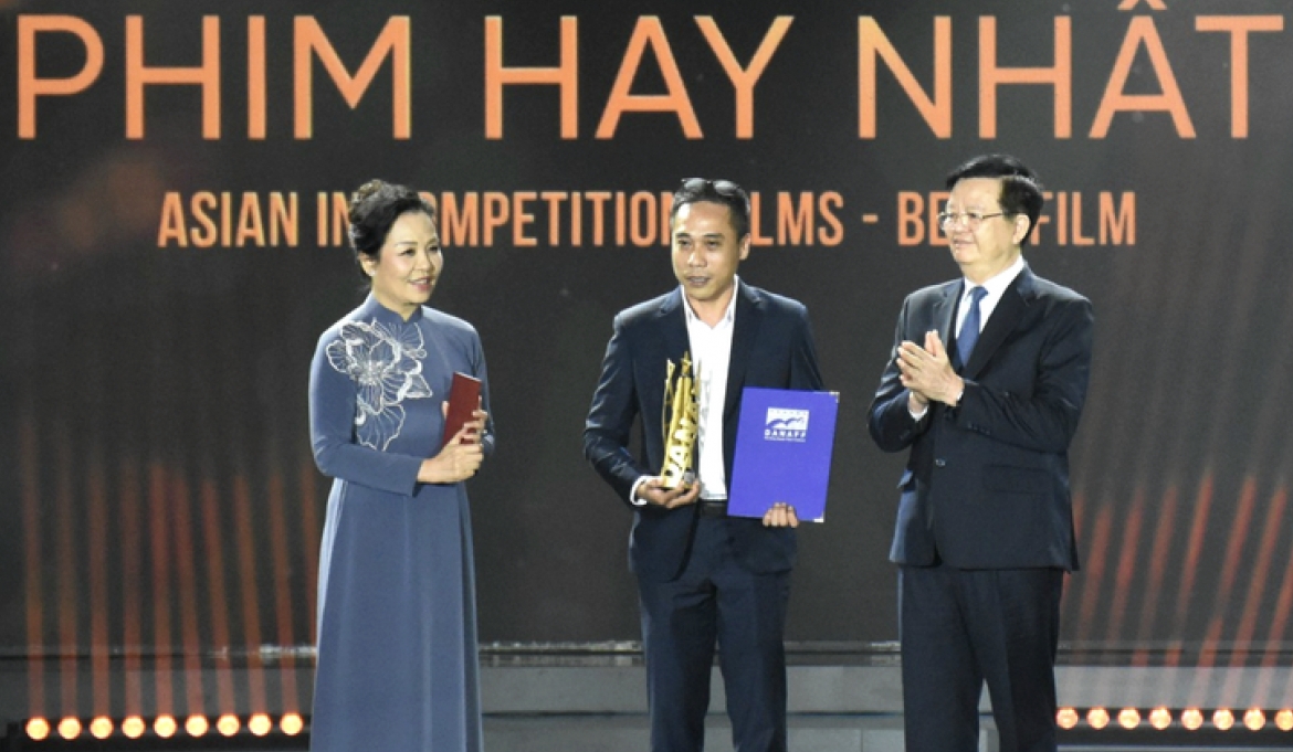 Deputy Prime Minister Mai Van Chinh (right) and DANAFF Director Ngo Phuong Lan present the Best Film Award in the Asian Competition category at DANAFF III.
(Photo: The Organising Board)