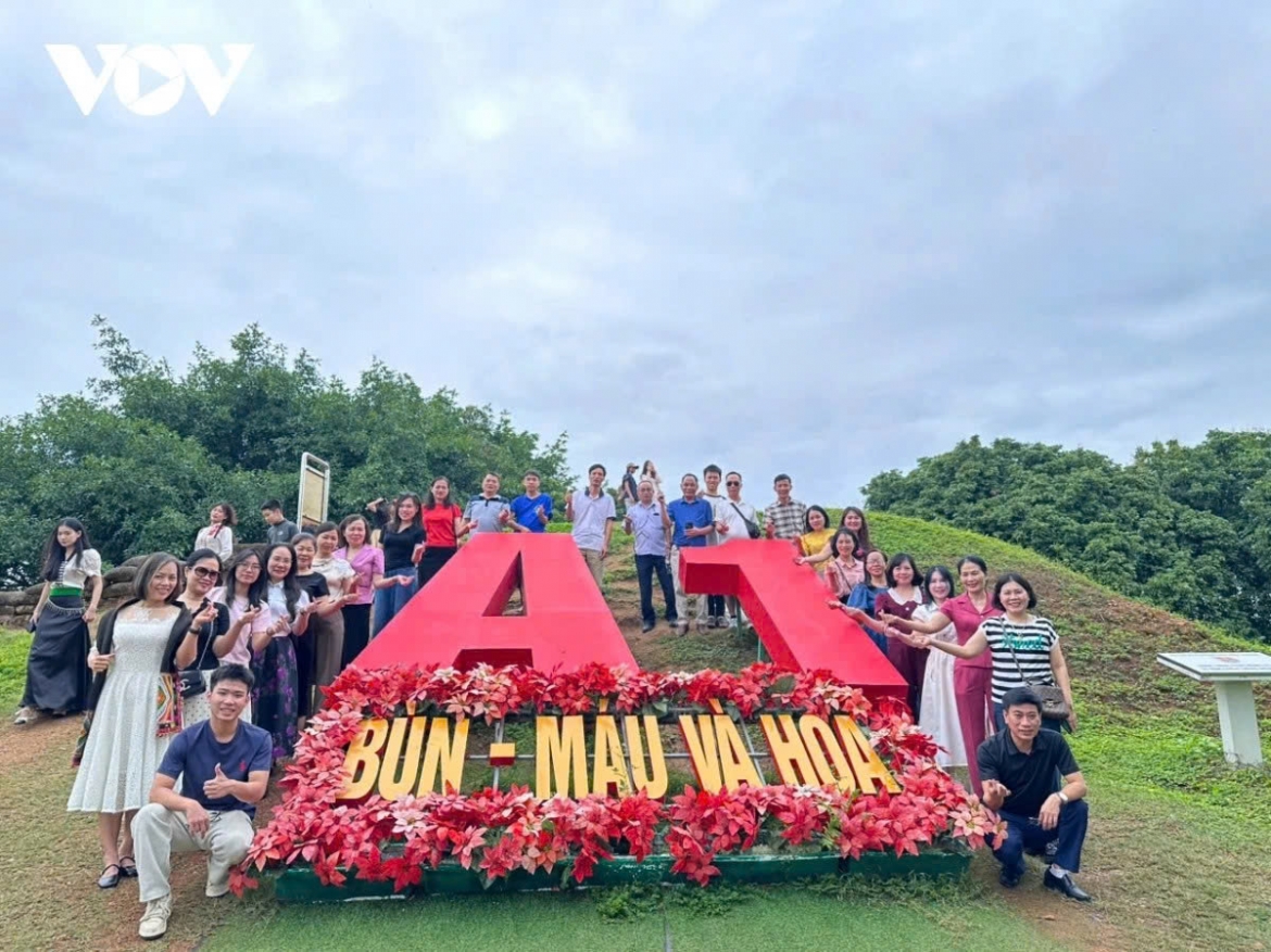 Tourists visit Hill A1, one of the most significant sites of the Battle of Dien Bien Phu, standing beside the “Mud – Blood – Flowers” inscription symbolising war, sacrifice and peace.