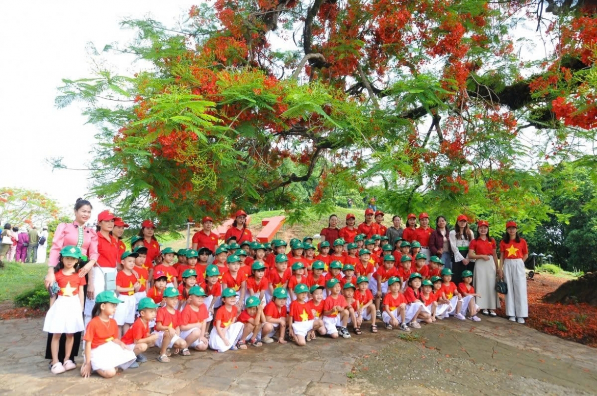 The visit helps younger generations better understand the significance of Vietnam’s historic Dien Bien Phu Victory in 1954.