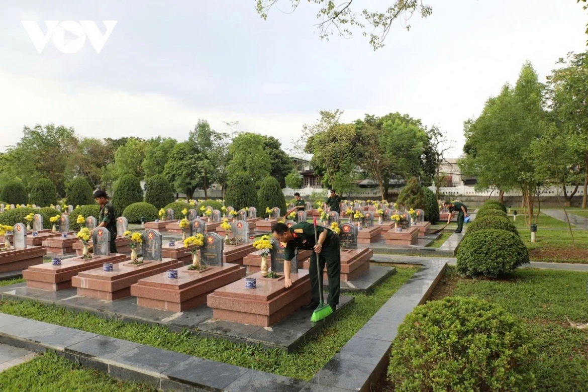 At the A1, Him Lam, Doc Lap, Tong Khao martyrs' cemeteries, and others, a solemn atmosphere pervades the entire memorial area.
