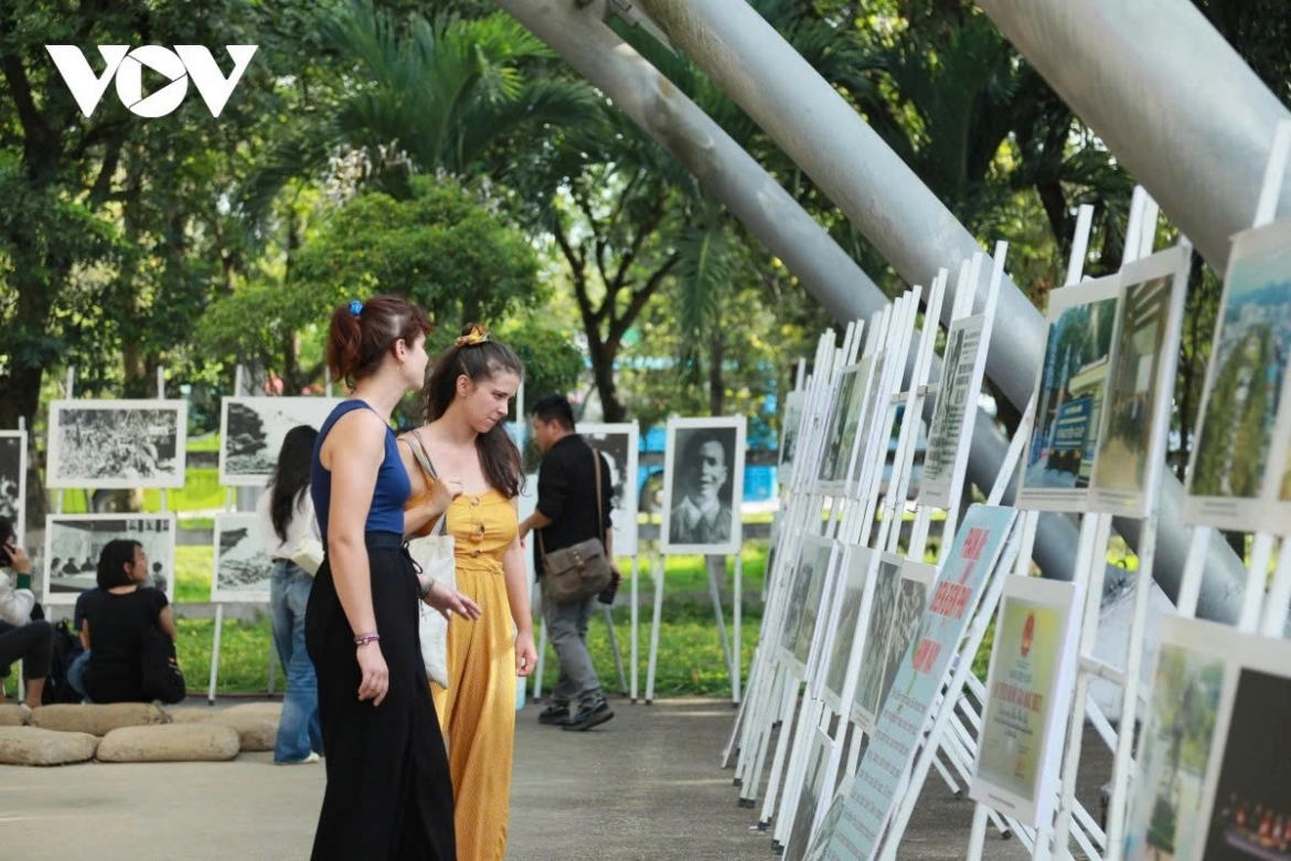 Outdoor photo exhibitions are drawing large numbers of locals and tourists interested in learning more about the Battle of Dien Bien Phu and Vietnam’s struggle for independence.