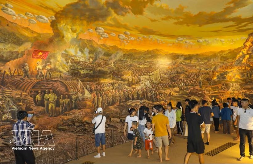 Visitors tour Dien Bien Phu Victory Museum