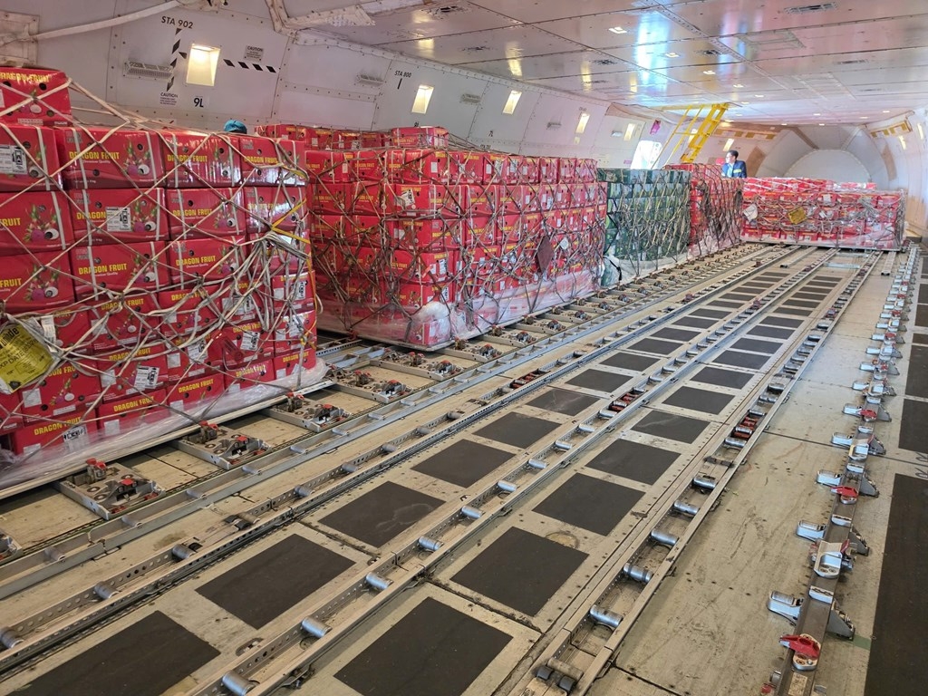 Nearly 100 tonnes of Vietnamese farm produce are shipped to the Middle East by air
(Photo: Ministry of Industry and Trade)
