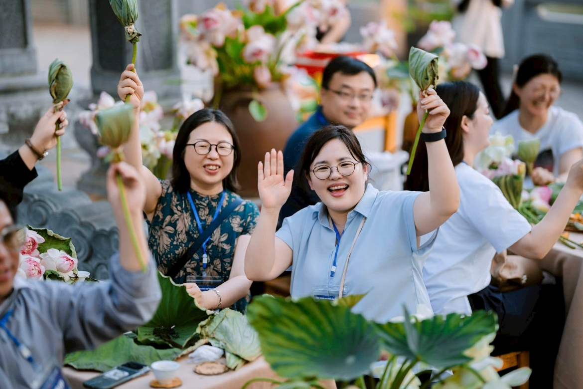 Japanese famtrip delegation experiences lotus tea-making. (Photo: Organizers)