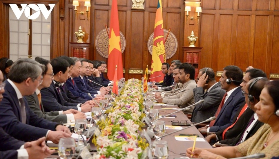 Following the official welcome ceremony, General Secretary and State President To Lam and Sri Lankan President Anura Kumara Dissanayake hold talks and witness the signing of cooperation documents.