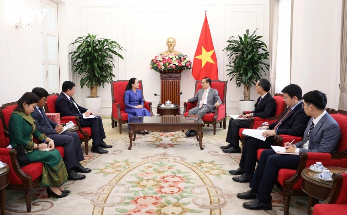 Vietnamese Foreign Minister Le Hoai Trung (R) and newly accredited Cambodian Ambassador Touch Sopharath agree Vietnam and Cambodia will boost political trust, infrastructure connectivity and ASEAN cooperation amid growing geopolitical competition and regional economic uncertainty