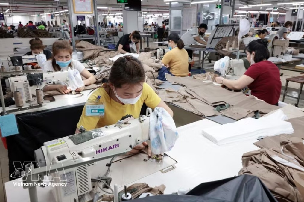 Producing garments for export to the EU market at TDT Thai Nguyen Garment Company. (Photo: VNA)
