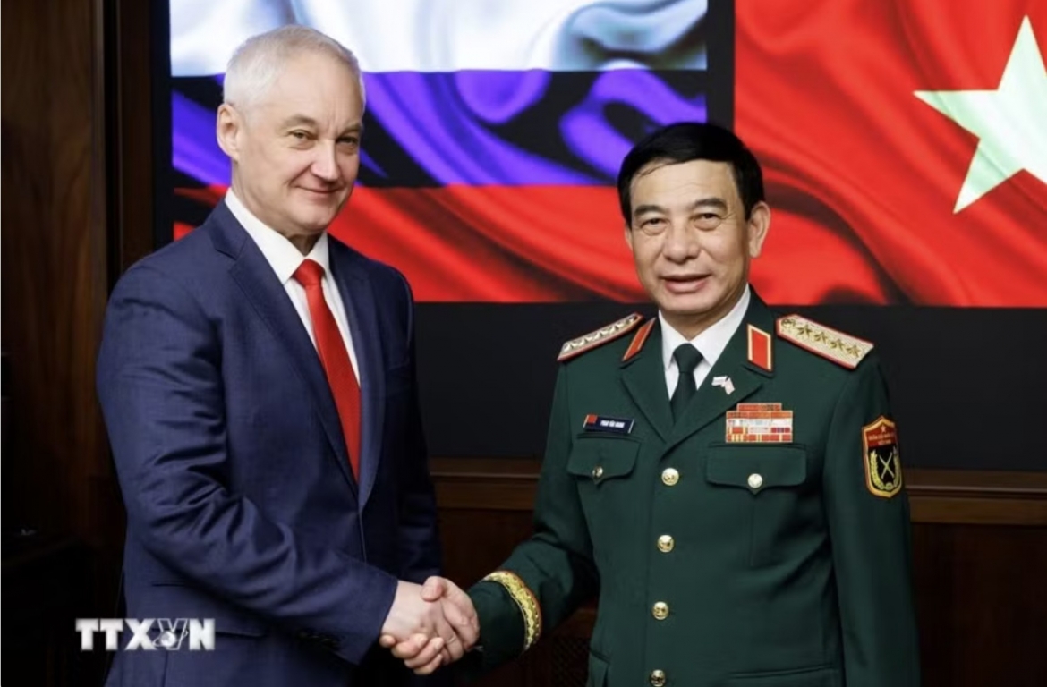General Phan Van Giang and Russian Defence Minister Andrey Belousov Photo: VNA)