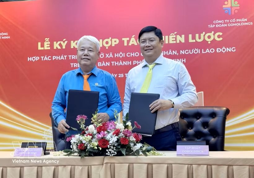 Vice Chairman of the Ho Chi Minh City Labour Federation Vo Khac Thai and Chairman of Go Holding Group Pham Minh Khanh perform the signing ceremony.