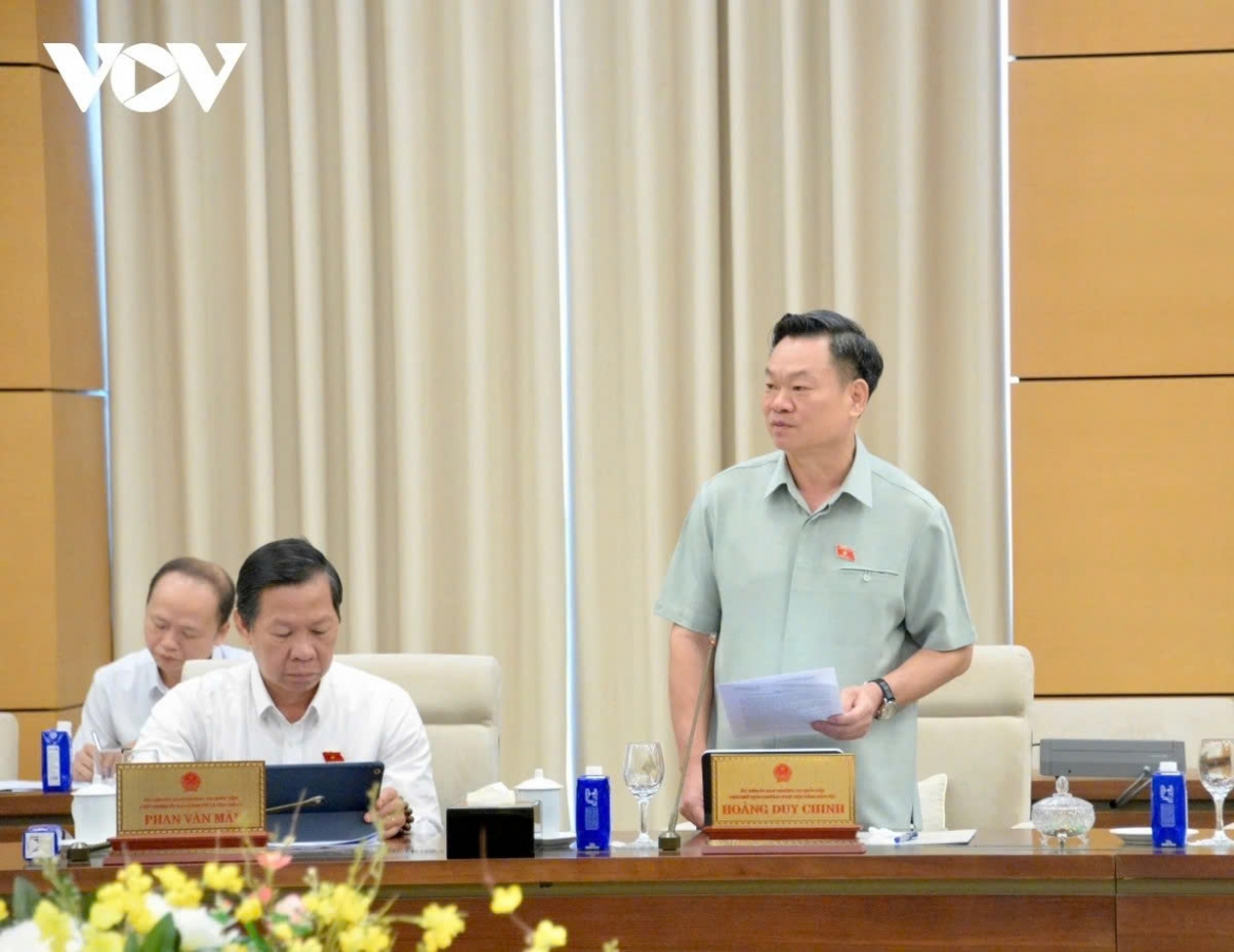 Hoang Duy Trinh (standing), vice chairman of the National Assembly’s Ethnic Council, suggests quickly stabilising working conditions and infrastructure for local officials, particularly in remote and mountainous areas