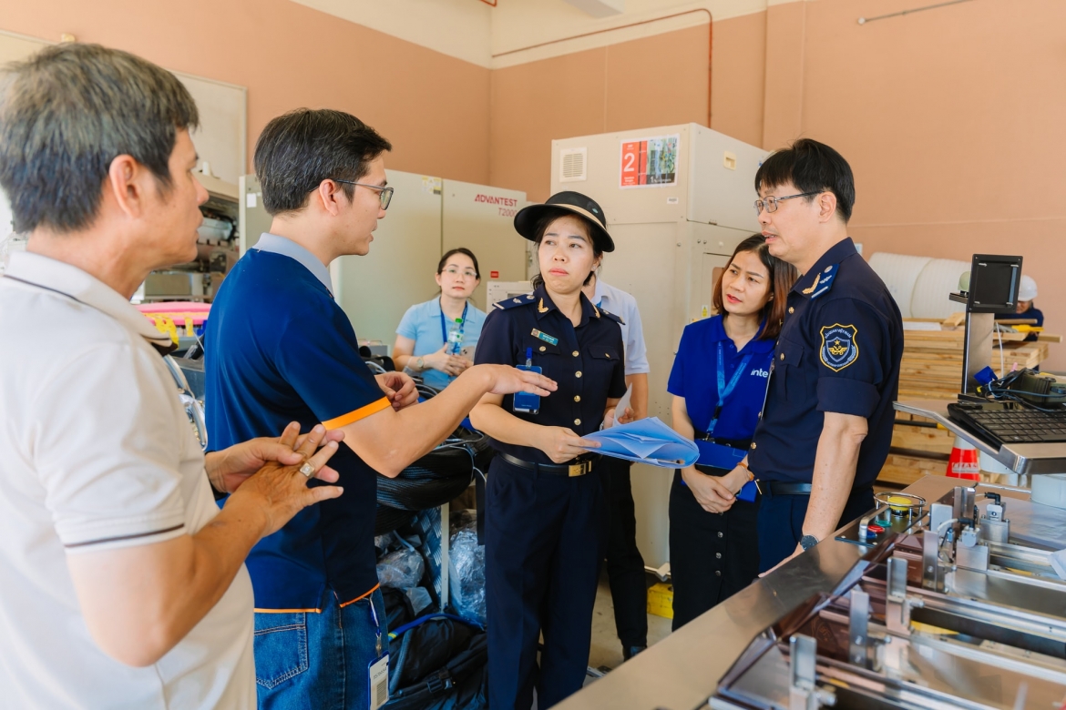 Intel completes handover of 31 chip assembly and testing machines to Saigon Hi-Tech Park and Vietnam National University, Hanoi. (Photo: vjst.vn)