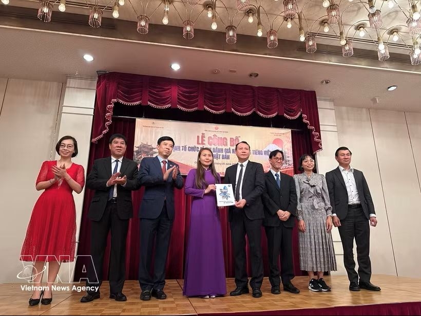 Assoc. Prof. Dr. Nguyen Duc Son presents the decision establishing the Vietnamese Language Proficiency Test Council in Japan to a representative of the Vietnam Studies Centre in Japan
