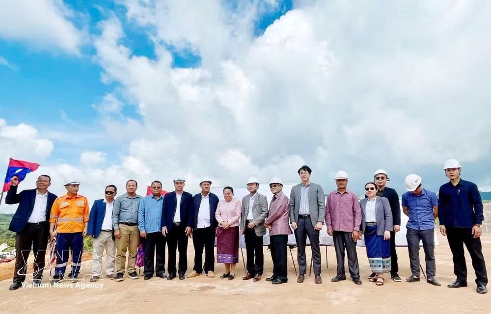The Lao delegation and representatives of Vietnam’s Viet Phuong group pose for a group photo. (Photo: VNA)
