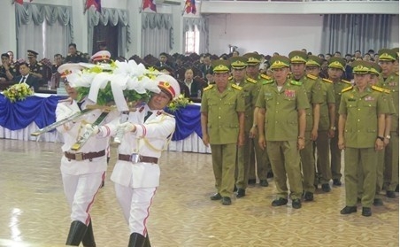 Organisations, armed forces and people of Bolikhamsai province offer incense in tribute to fallen heroes and martyrs.