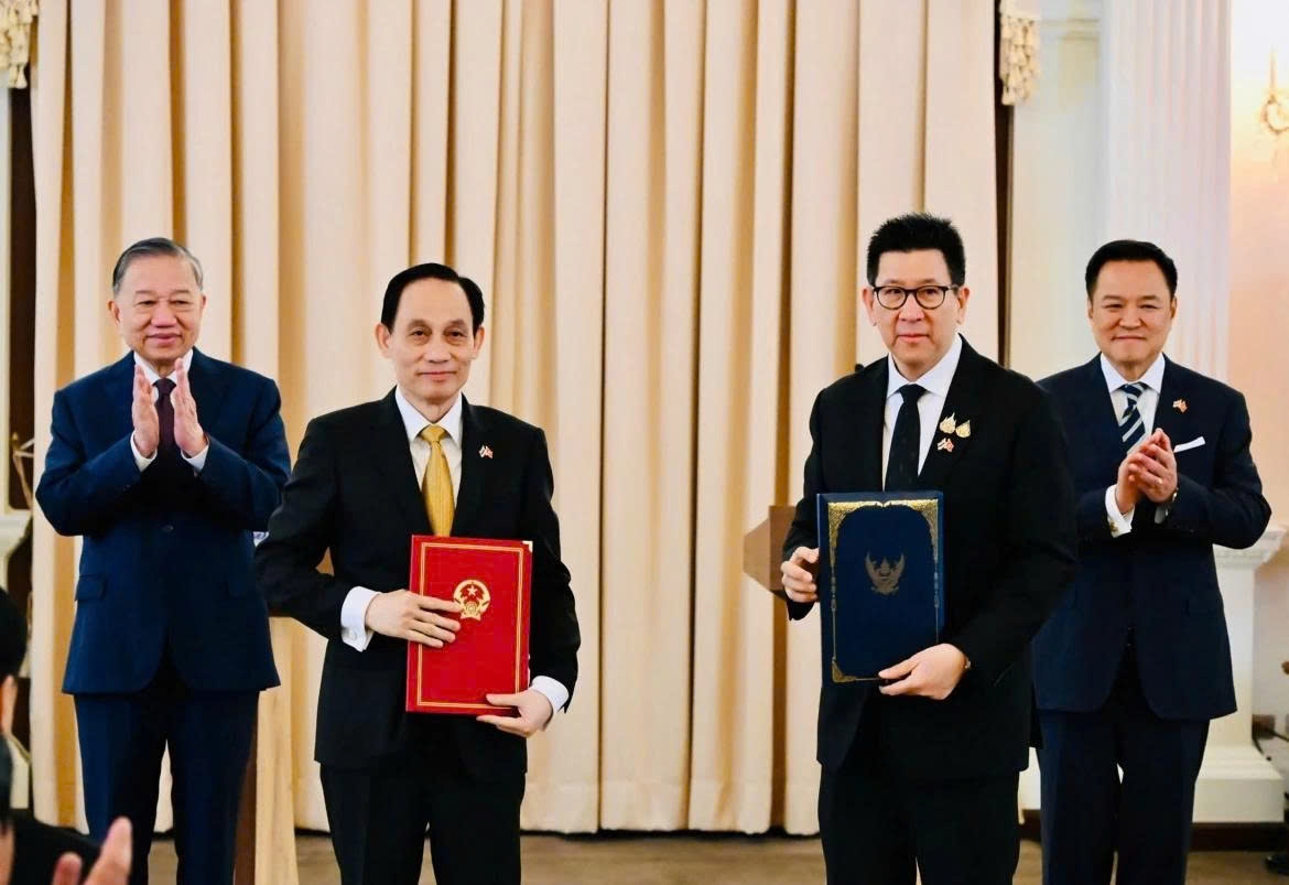 They also witness the exchange of memoranda of understanding and cooperation documents between ministries, sectors and localities of Vietnam and Thailand.