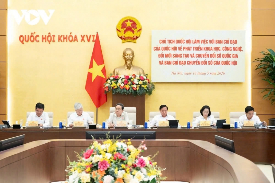 National Assembly Chaiman Tran Thanh Man works with the National Assembly’s steering committee on science, technology, innovation and digital transformation in Hanoi on May 1