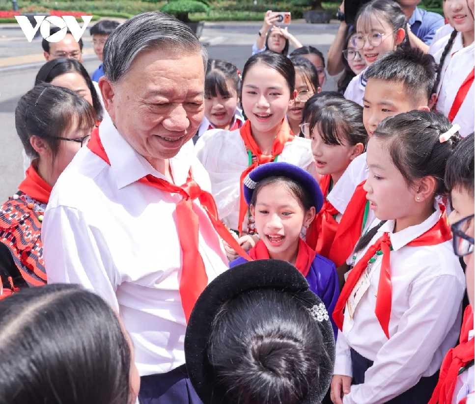 Party General Secretary and State President To Lam meets with 85 outstanding young pioneers.