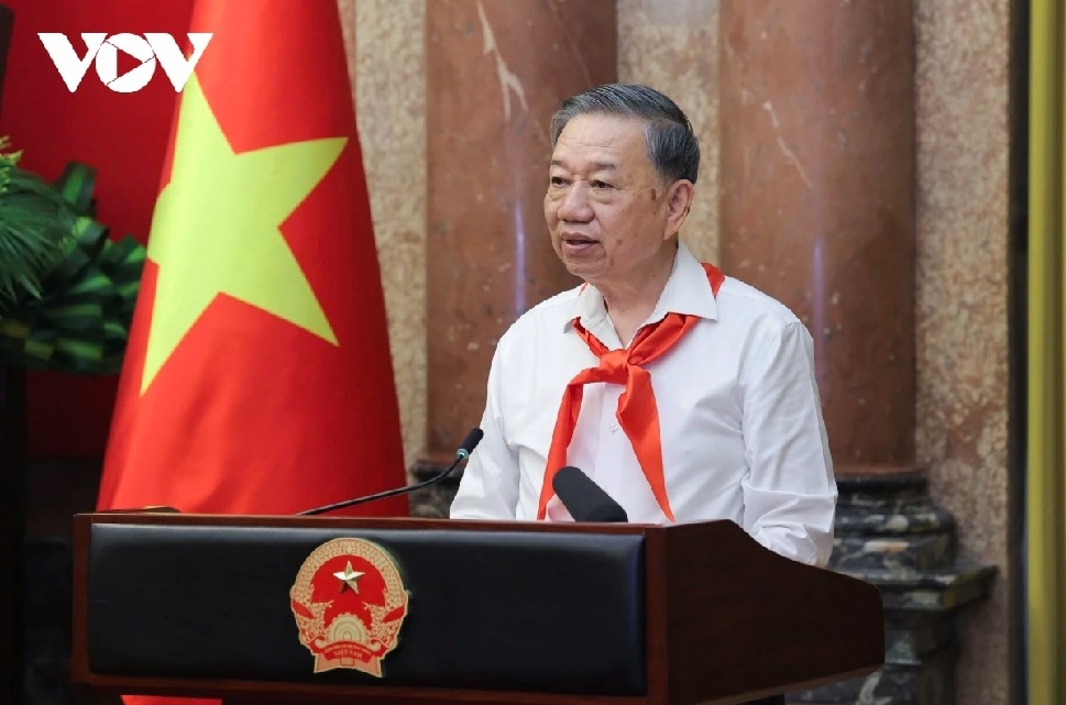 Party General Secretary and State President To Lam speaks at the meeting with outstanding members of the Ho Chi Minh Young Pioneer Organisation.