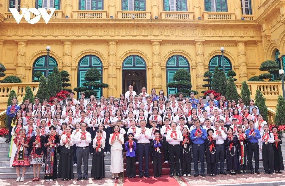 Party General Secretary and State President To Lam poses for a group photo with outstanding members of the Ho Chi Minh Young Pioneer Organisation.