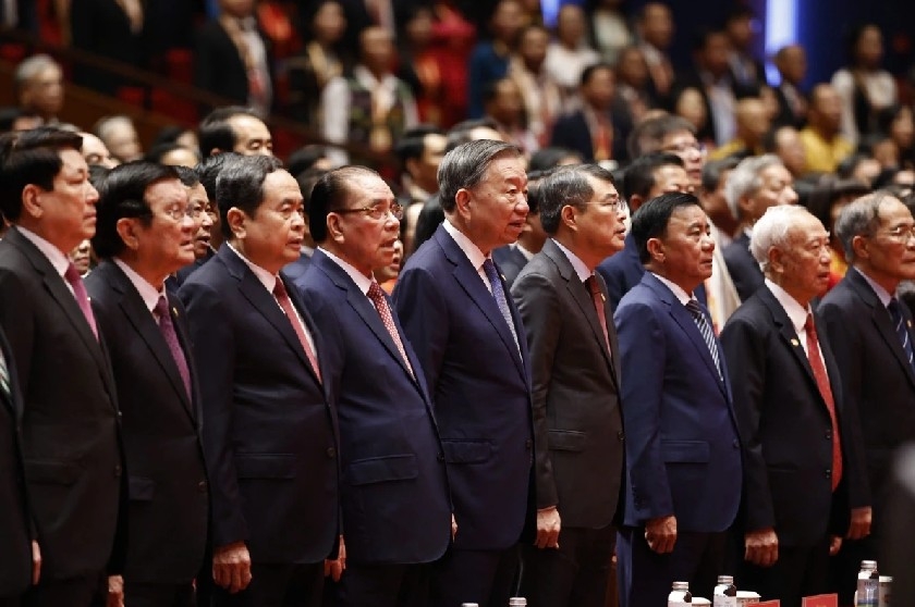Party General Secretary and President To Lam, incumbent and former Party and State leaders, and delegates attend the flag salute ceremony at the opening session of the congress. (Photo: VNA)