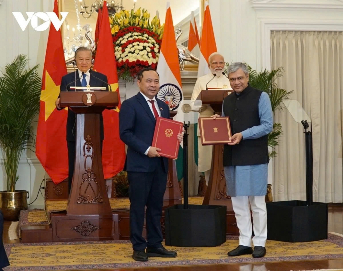 Vietnamese Party General Secretary and State President To Lam and Indian Prime Minister Narendra Modi witness the exchange of various cooperation agreements between both countries’ ministries and agencies in New Delhi on May 6.