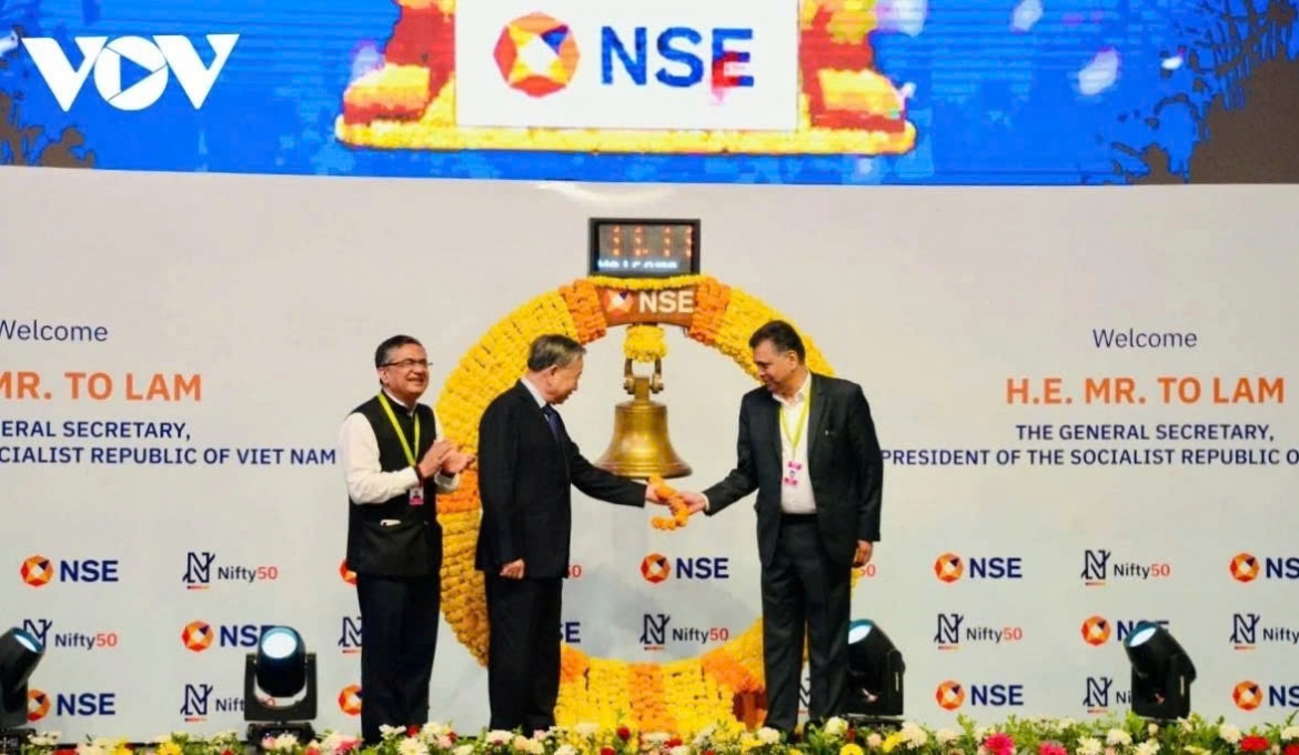 The Vietnamese leader visits the National Stock Exchange of India (NSE) in Mumbai on May 7. On the occasion, the NSE chairman invites To Lam to perform the ceremonial opening bell-ringing at the NSE. 