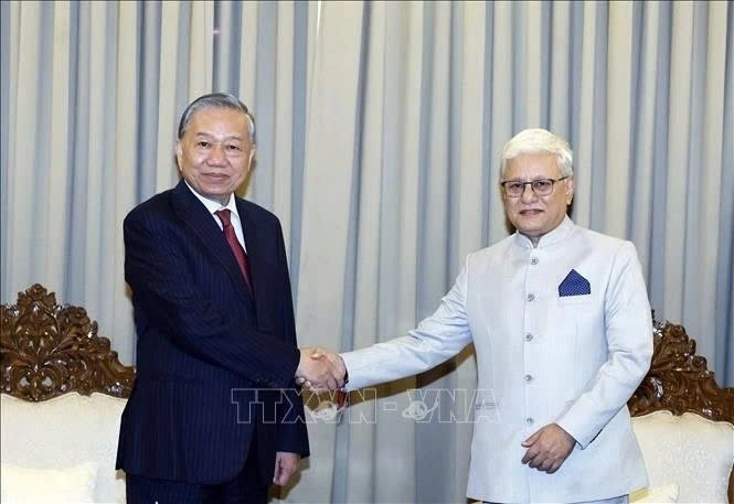 Party General Secretary and State President To Lam receives Jishnu Dev Varma, Governor of Maharashtra state, on May 7 in Mumbai as part of his state visit to India. He suggests the Governor give due attention to strengthening connectivity between Mumbai and Ho Chi Minh City, as well as with Hanoi and other Vietnamese localities. The two sides agree that the two economies have great potential and strong complementarity, and ample room for further cooperation. (Photo: VNA)