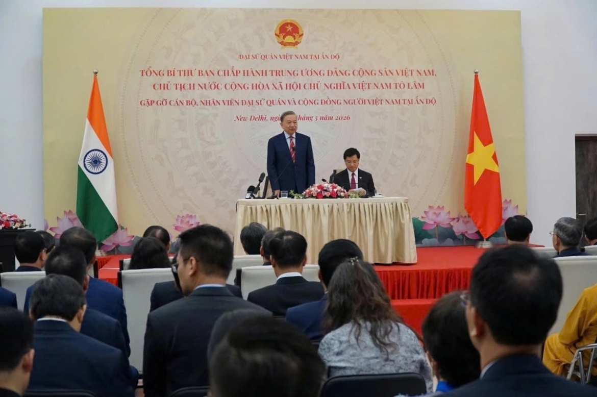 Meeting with staff of the Vietnamese Embassy and representatives of the Vietnamese community in India on May 5, the leader describes each Vietnamese citizen in India as a people’s ambassador helping to promote the image of Vietnam and its people, preserve national cultural identity, maintain the Vietnamese language, and instill a sense of homeland attachment among younger generations.