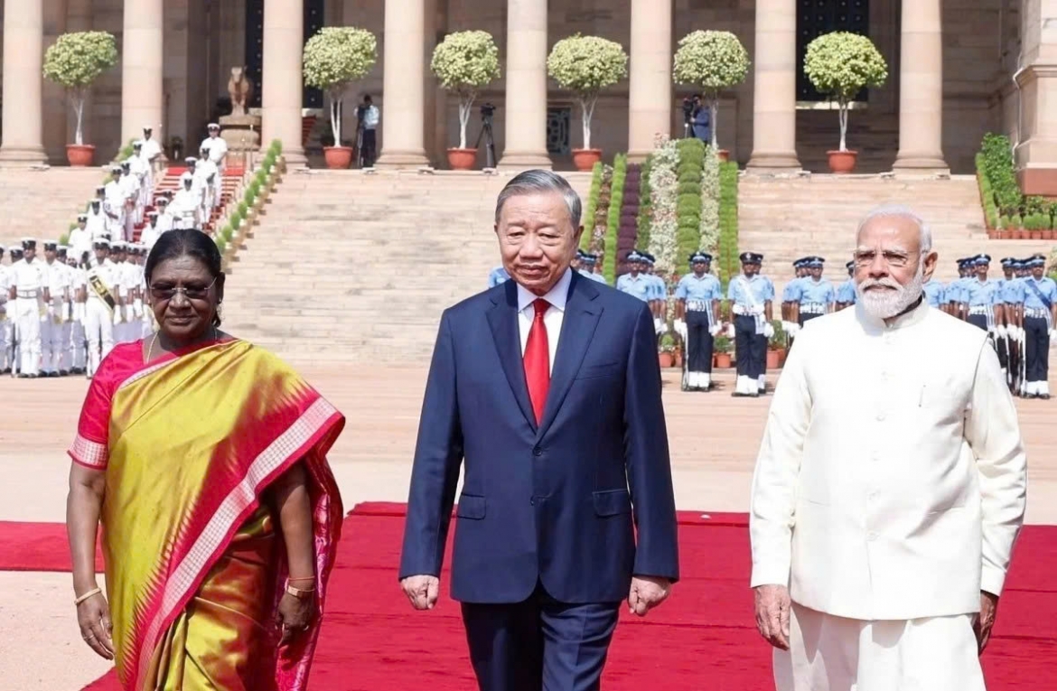 India’s President Droupadi Murmu and Prime Minister Narendra Modi on May 6 co-host an official welcome ceremony with 21-cannon salute for the Vietnamese leader in New Delhi. (Photo: VNA)