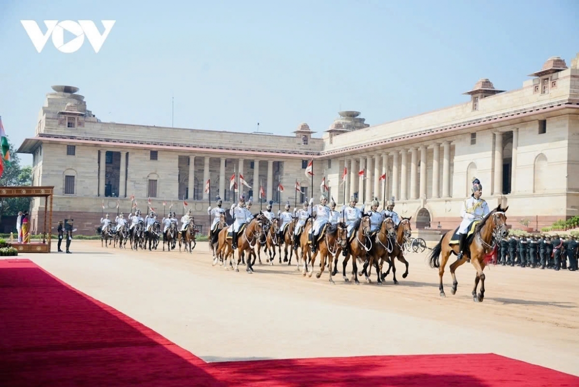 A cavalry escort accompanied the motorcade carrying Party General Secretary and State President To Lam into the Presidential Palace compound as a 21-gun salute is fired in his honour. 