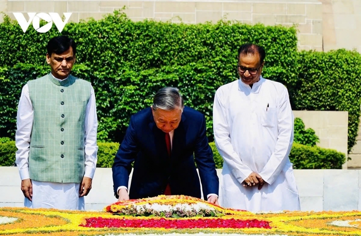 The top Vietnamese leader lays a wreath in tribute to Mahatma Gandhi at the late leader's memorial site in New Delhi on May 6.