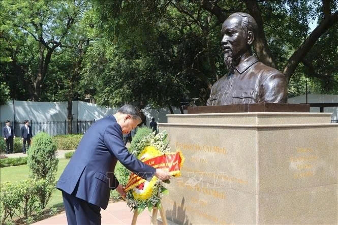 The Vietnamese leader then lays a wreath at the statue of President Ho Chi Minh at G20 Park in New Delhi.