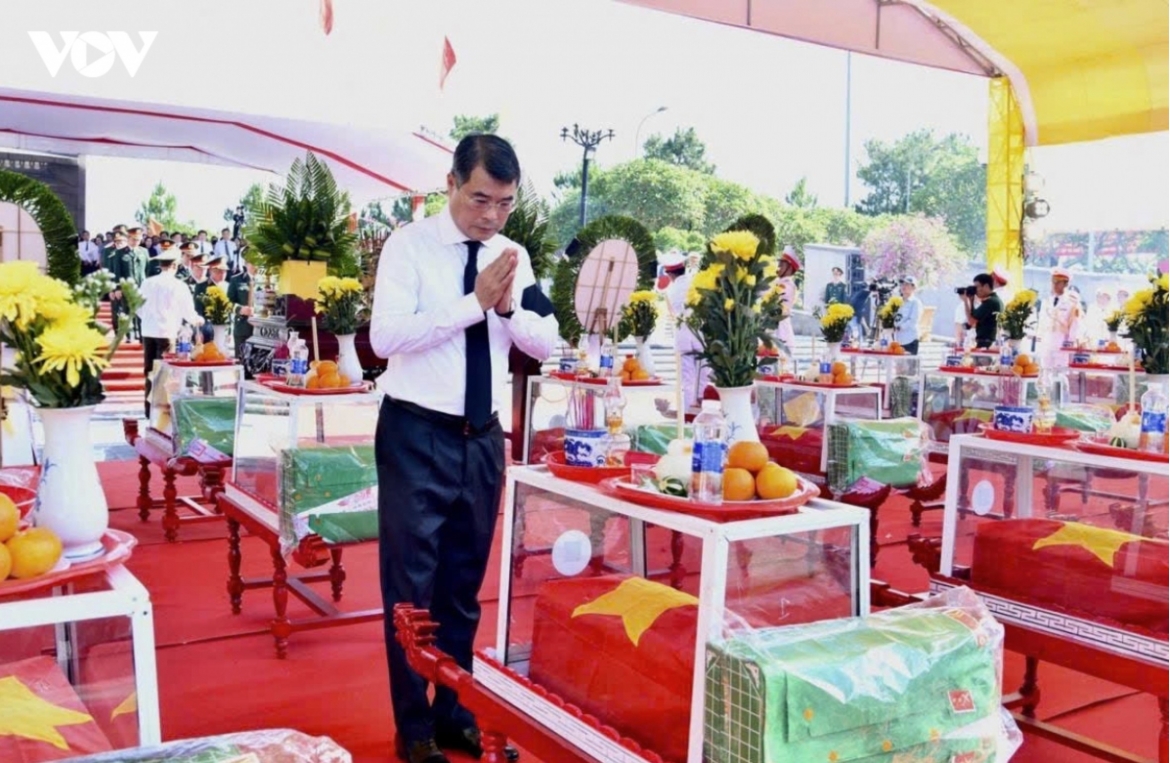 PM Le Minh Hung pays tribute to and expresses profound gratitude for the outstanding sons of Vietnam who fought and sacrificed their lives in fulfillment of their noble international mission. 