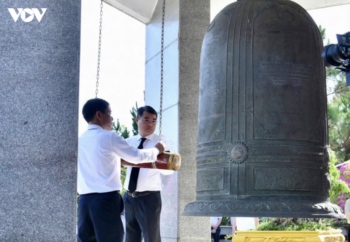 PM Le Minh Hung rings the ceremonial bell in tribute to fallen heroes and martyrs at the ceremony.