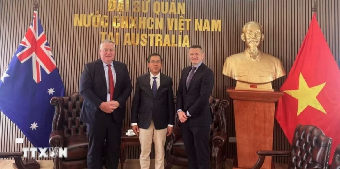 Vietnamese Ambassador to Australia Pham Hung Tam (centre) meets with SunRice Group Chair John Bradford (left) and Group Director of Corporate Affairs Anthony McFarlane. (Photo: VNA)