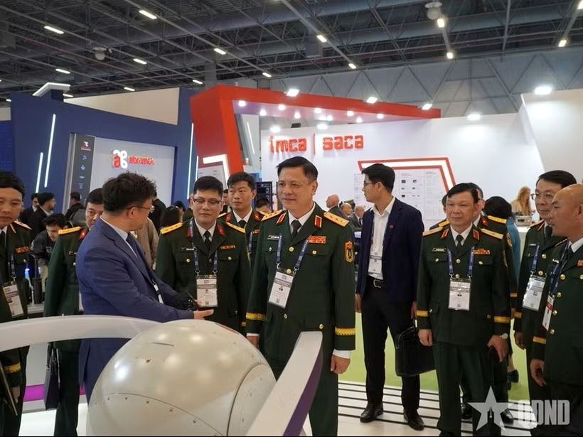 The Vietnamese delegation attends the SAHA 2026 International Defence &amp; Aerospace Exhibition in Istanbul. (Photo: qdnd.vn)