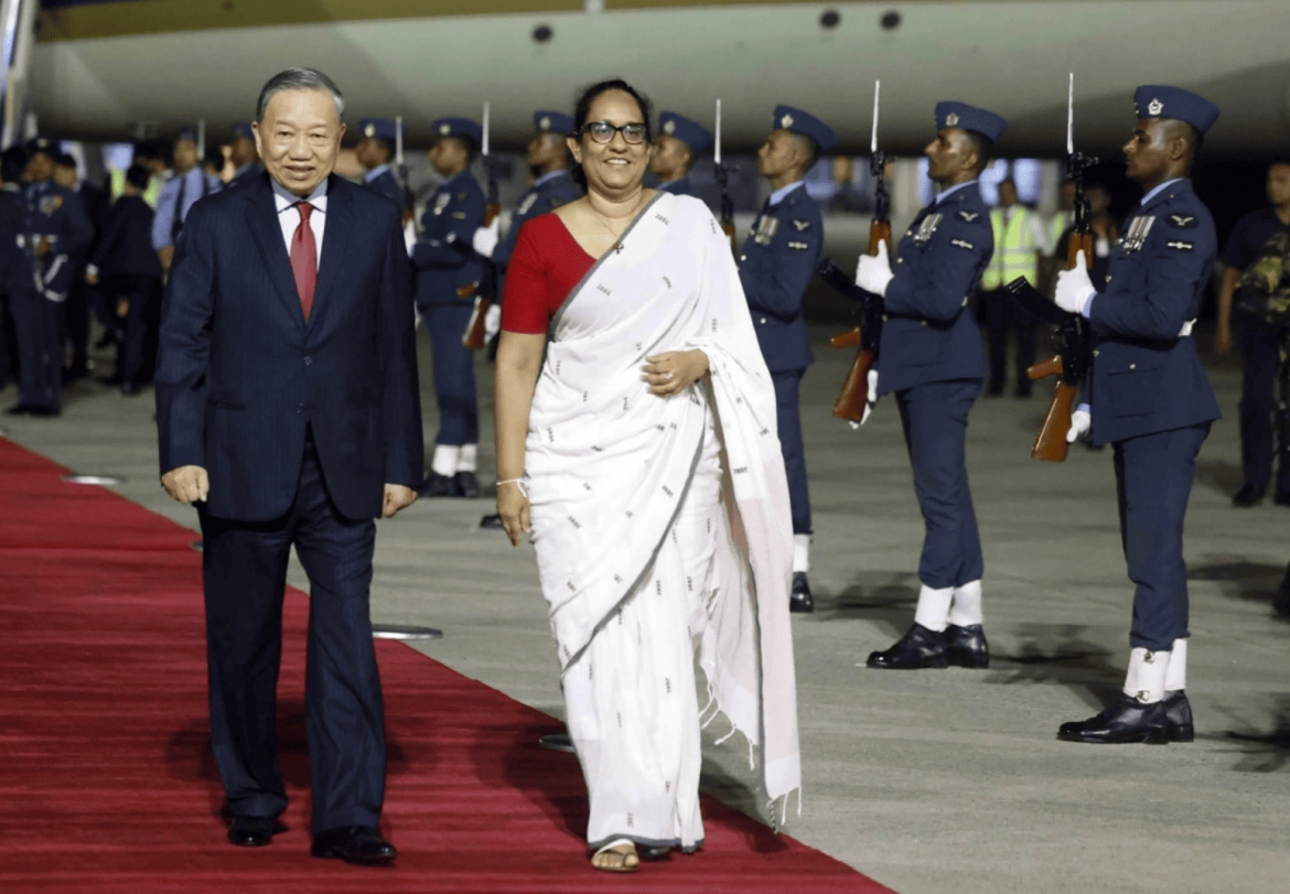  On the evening of May 7 (local time), Party General Secretary and State President To Lam and the high-level Vietnamese delegation arrived in Colombo, beginning their state visit to Sri Lanka.
(Photo: VNA)
