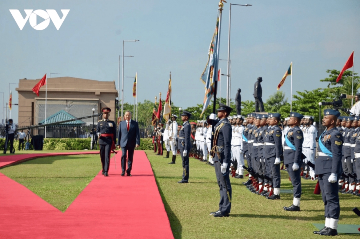 Top Vietnamese Party and State leader inspects the guard of honor.