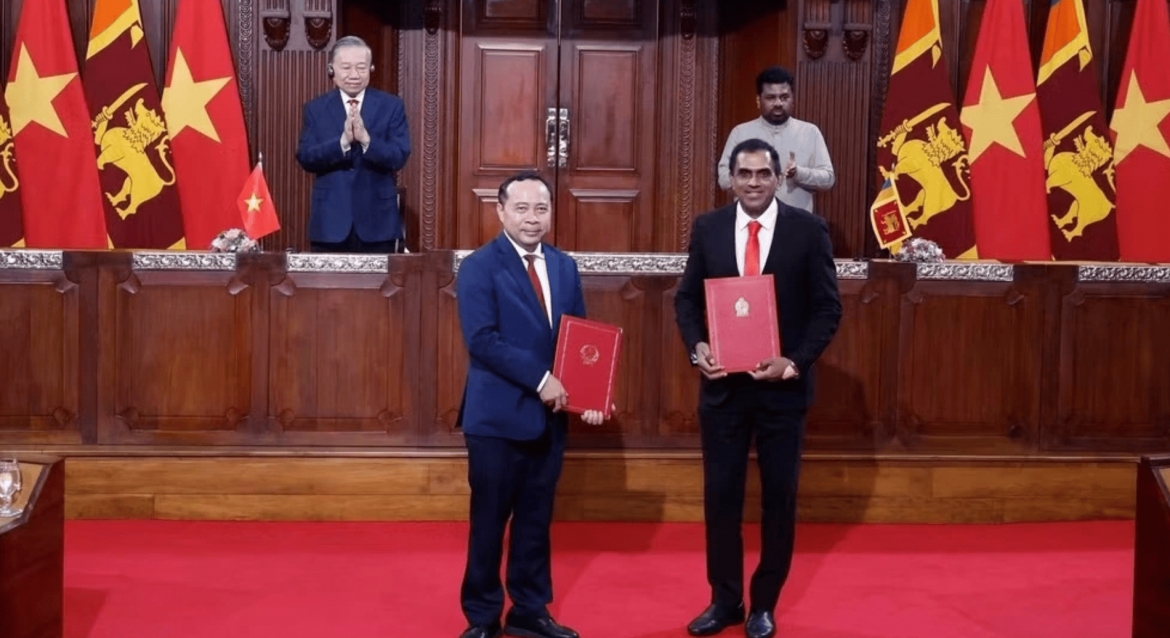  Following the high-level talks,  both leaders witness the exchange of cooperation documents between ministries and agencies of the two countries. Photo: VNA