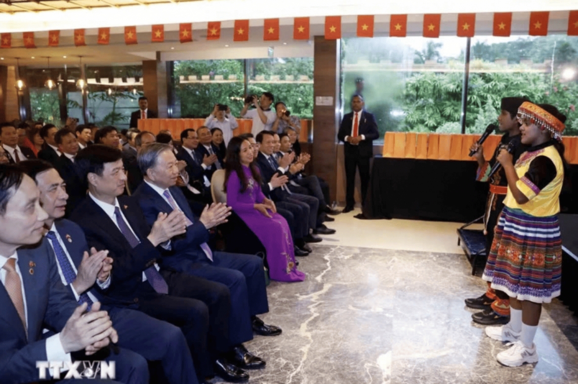 To Lam and his delegation met with staff of the Vietnamese Embassy and members of the Vietnamese community in Sri Lanka, encouraging them to preserve Vietnamese cultural traditions, integrate well into local society and comply with the host country’s laws.