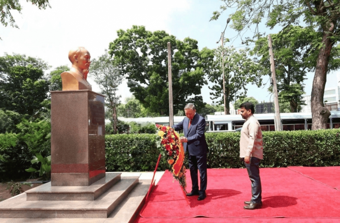 Party General Secretary and State President To Lam, together with Sri Lankan President Anura Kumara Dissanayake lay flowers in tribute to President Hồ Chí Minh at his statue on the grounds of the Colombo Public Library in Colombo.