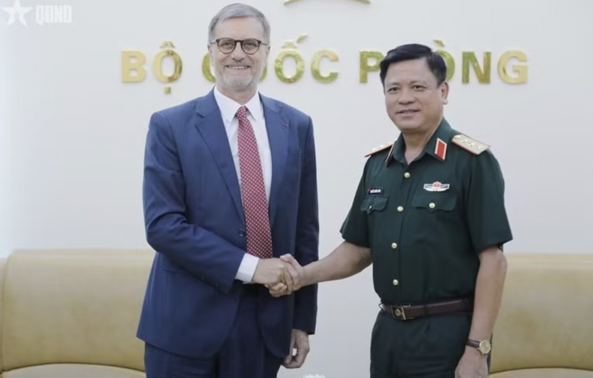 Deputy Minister of National Defence Sen. Lieut. Gen. Nguyen Truong Thang (R) meets with French Ambassador to Vietnam Olivier Brochet in Hanoi on May 13. (Photo: qdnd.vn)
