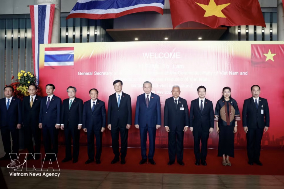 Party General Secretary and State President To Lam and President of the Thai National Assembly Sophon Saram pose for a photo with both countries' officials. (Photo: VNA)