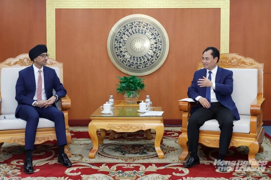 Singaporean Ambassador to Vietnam Rajpal Singh (L) and Minister of Agriculture and Environment Trinh Viet Hung at the meeting in Hanoi on May 25 (Photo: mae.gov.vn)