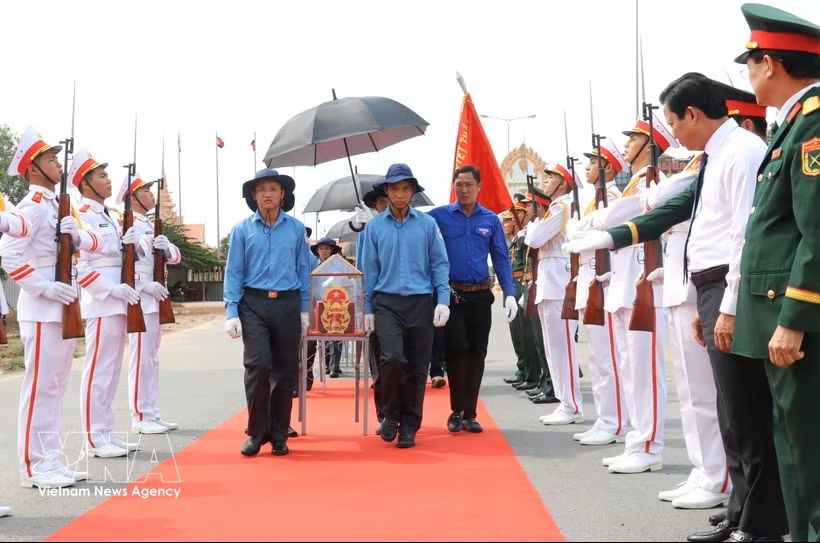 Remains of the fallen soldiers were repatriated through the Binh Hiep international border gate in Binh Hiep commune, Tay Ninh province, on May 12