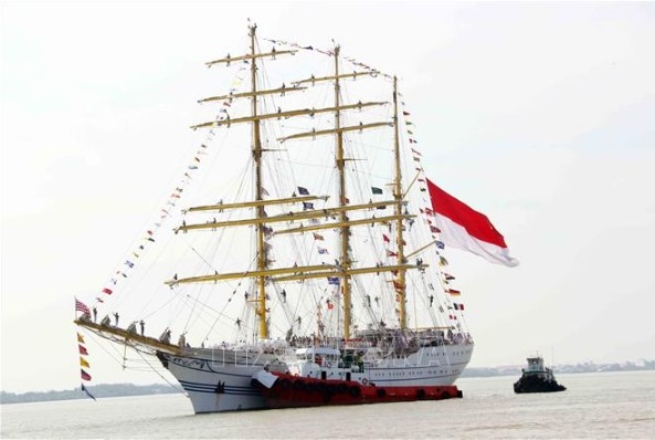The Indonesian Navy’s KRI Bima Suci is guided to Sai Gon-Hiep Phuoc Port (Photo: VNA)