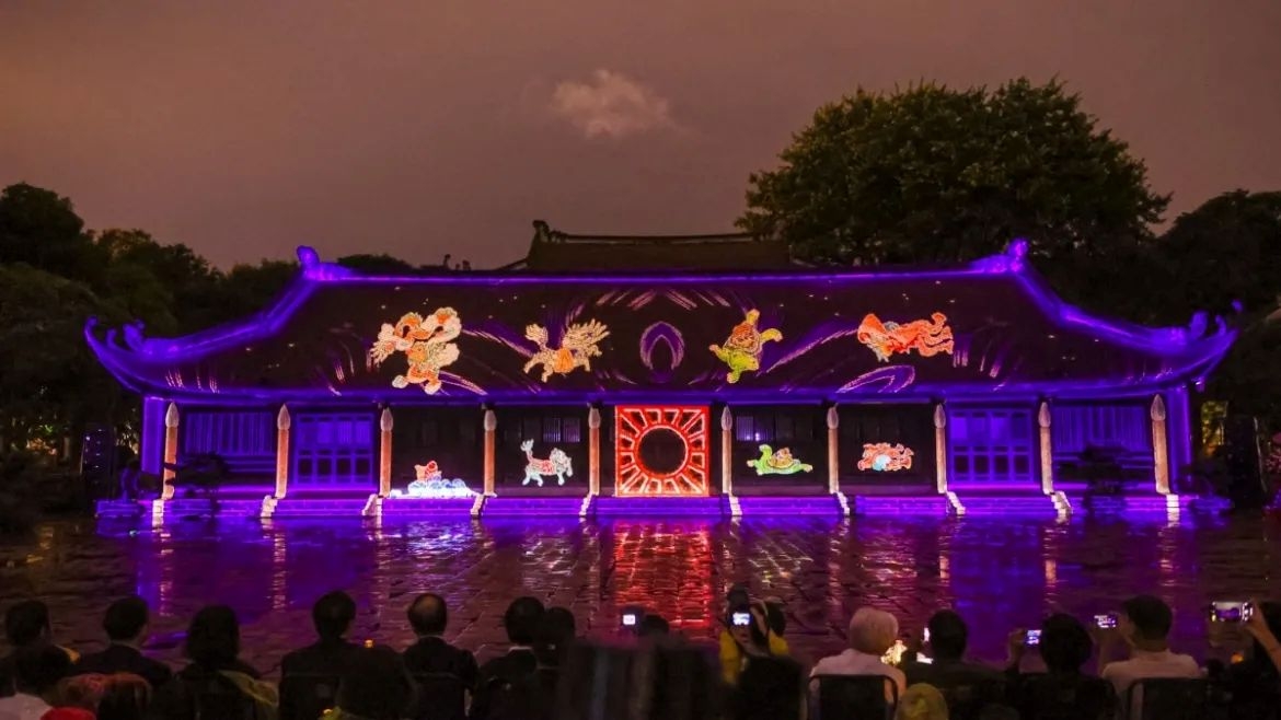 The nighttime experience programme at Van Mieu – Quoc Tu Giam has become a cultural highlight in Hanoi. (Photo: Pham Sy)