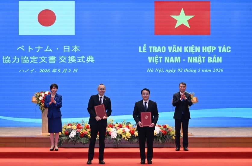 The two PMs witness the signing and exchange of cooperation documents