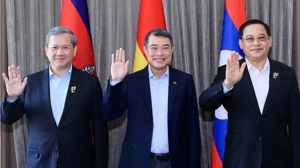 PM Le Minh Hung with their Cambodian and Lao counterparts Hun Manet and Sonexay Siphandone (Photo: VNA)